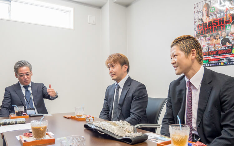 本石会長と矢田良太チャンピオン、川端社長